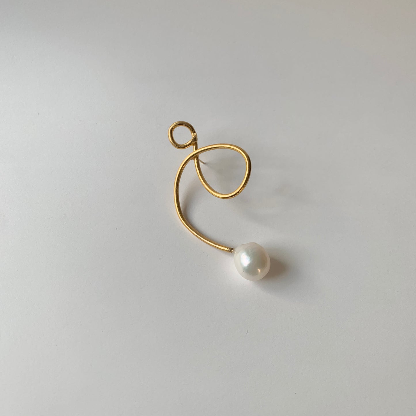 Random loop pearly pierce 01