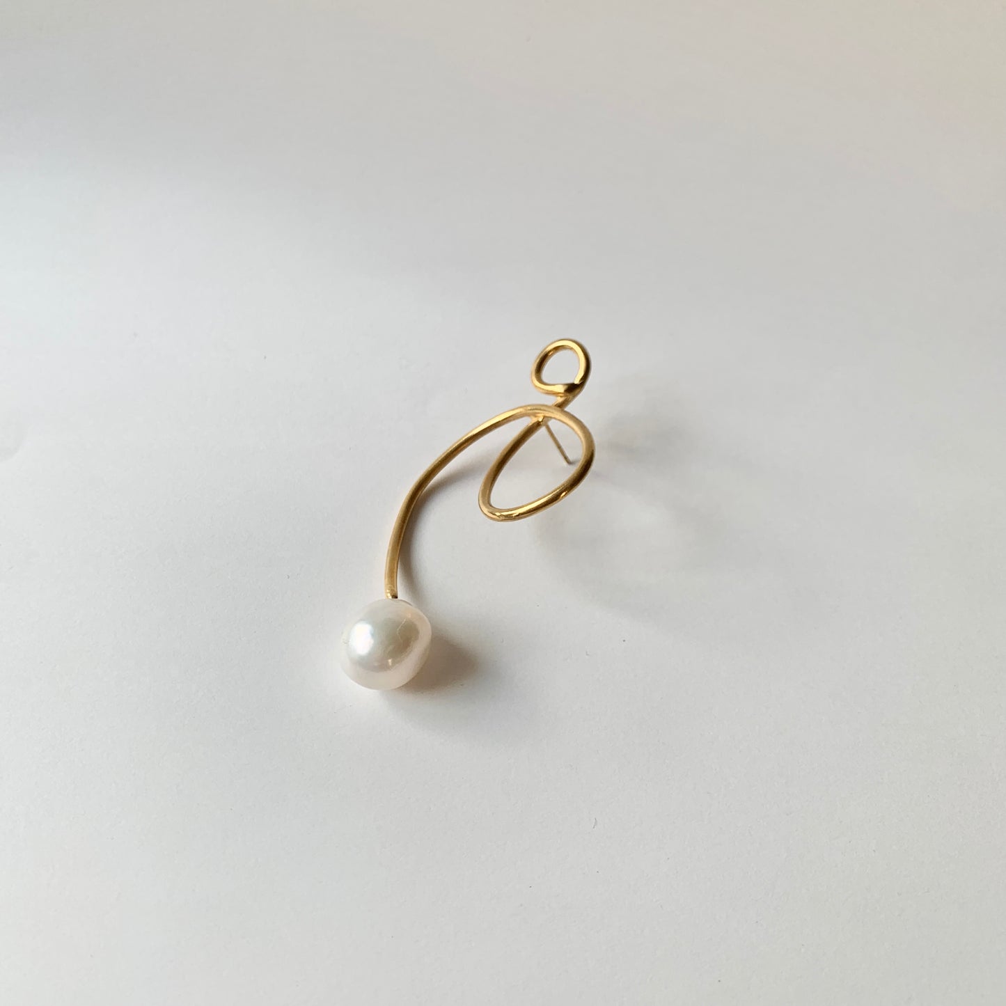 Random loop pearly pierce 01