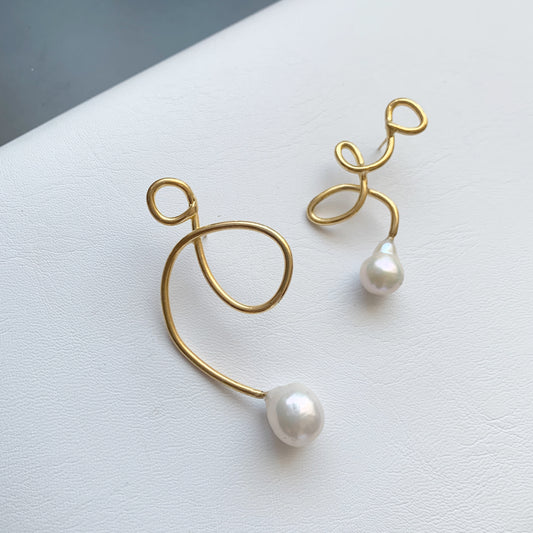 Random loop pearly pierce 01